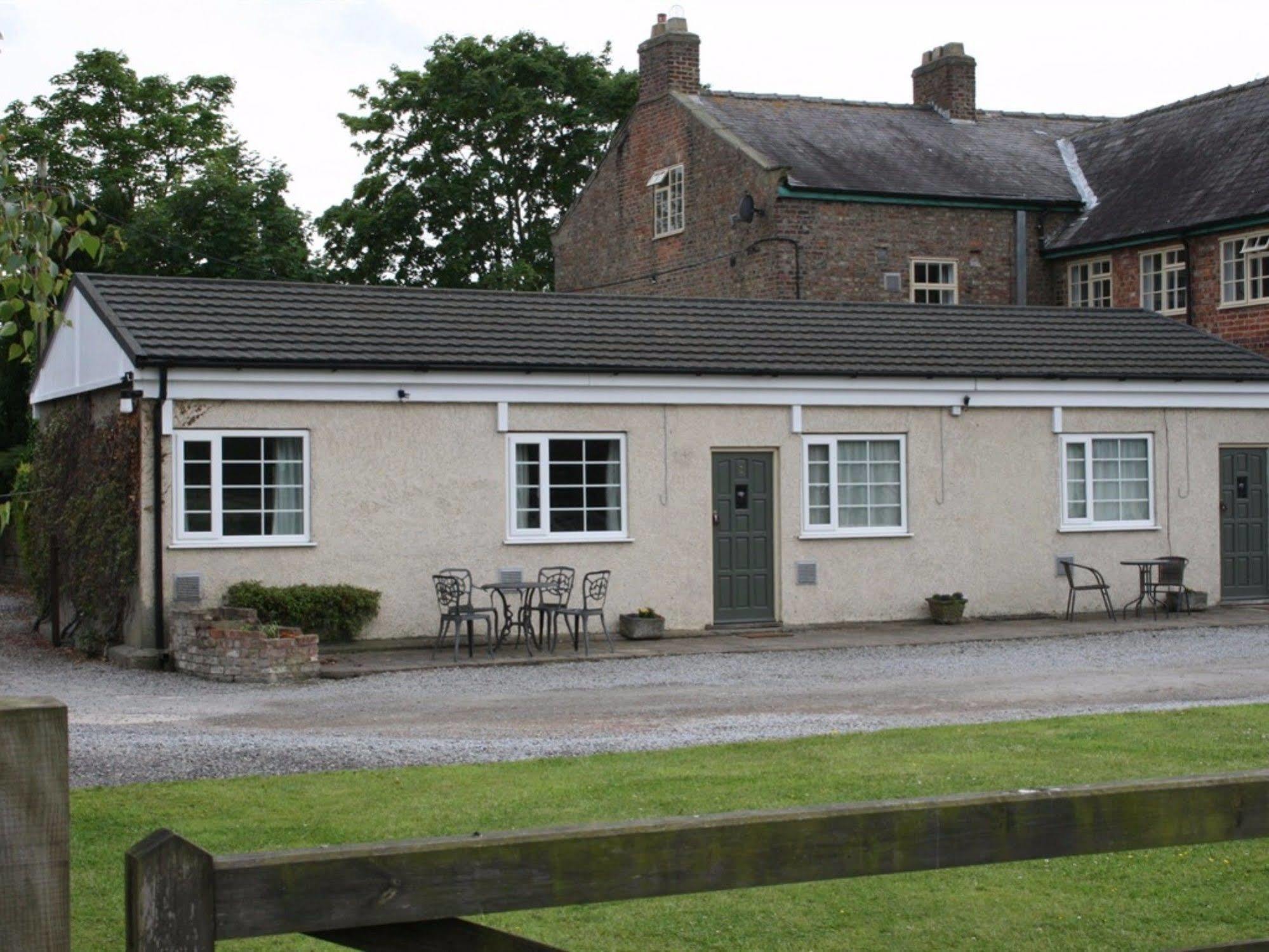 The Manor Guest House York Bagian luar foto