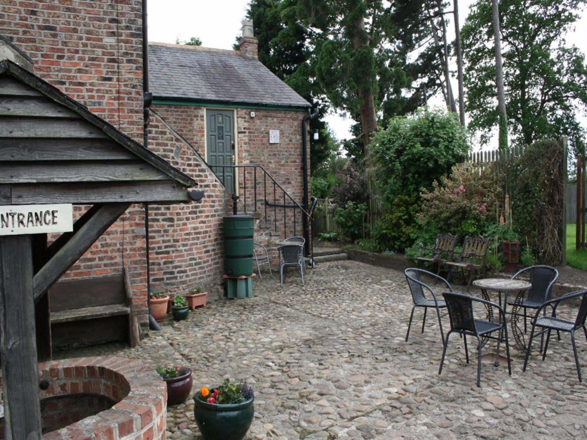 The Manor Guest House York Bagian luar foto